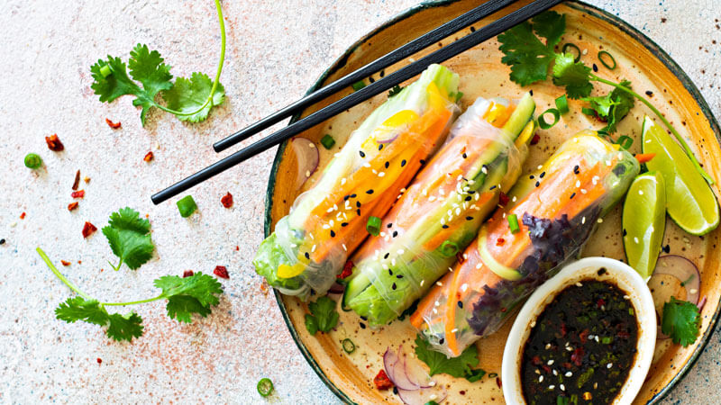 vegetable spring rolls with peanut sauce